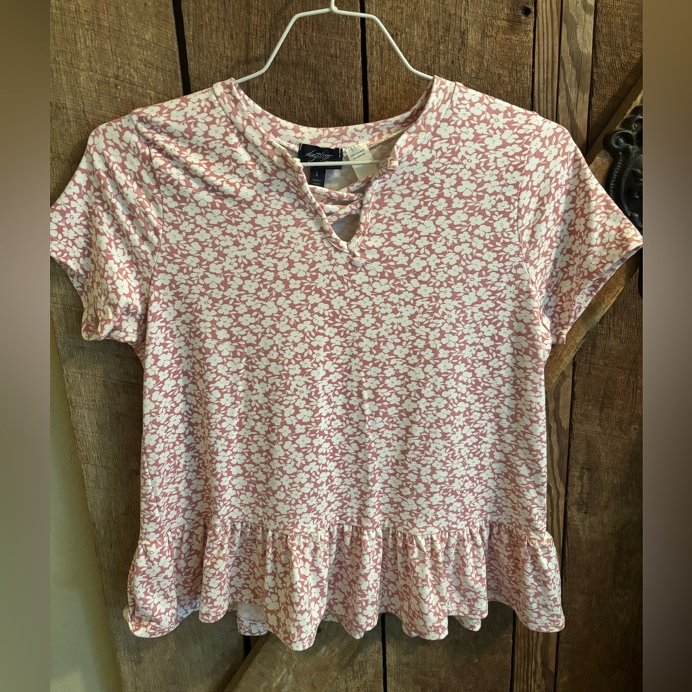 Buckle Pink Tee With White Flowers